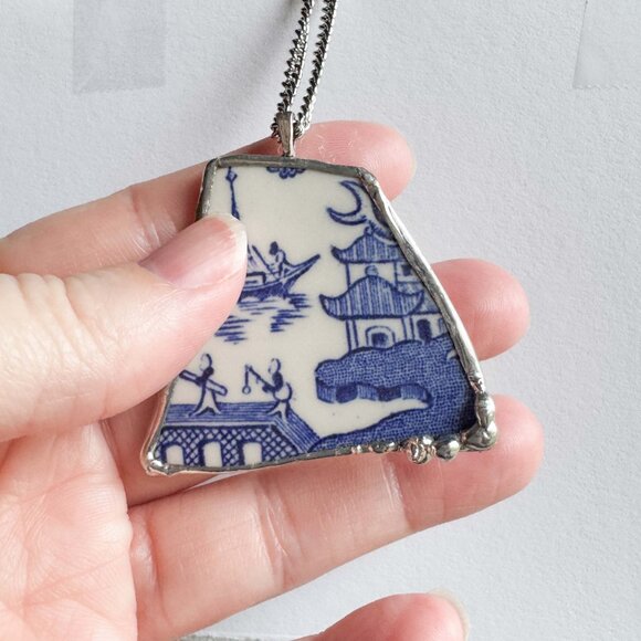 Handmade repurposed ceramic shard necklace with Asian theme - Picture 14 of 16